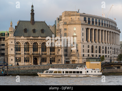 Ein Thames River Cruise geht durch Unilever House und City of London School Stockfoto