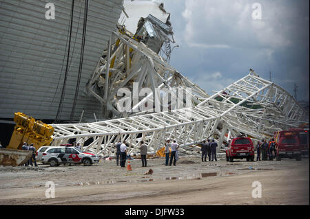 Sao Paulo, Brasilien. 28. November 2013.  Arbeiter überprüfen die eingestürzte künftige Stadion von Korinther Team, im Volksmund als "Itaquerao" oder Korinther Arena, als Host für das Eröffnungsspiel der WM 2014 Brasilien in Sao Paulo, Brasilien, am 27. November 2013 geplant. Das Stadiondach eingestürzt nach ein Kran es traf, mindestens zwei Menschen getötet und schwere Schäden an der Infrastruktur, laut Lokalpresse. (Xinhua/Marcelo Machado de Melo/Fotoarena/AGENCIA ESTADO) (Liu) (ah) *** Brasilien OUT *** Credit: Xinhua/Alamy Live News Stockfoto