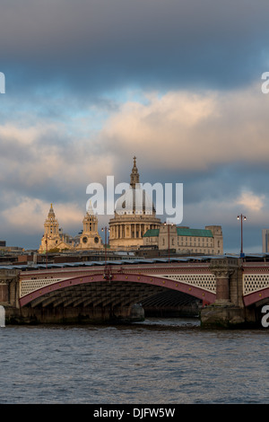 St. Pauls Kathedrale und Blackfriars Bridge aus der Themse Stockfoto