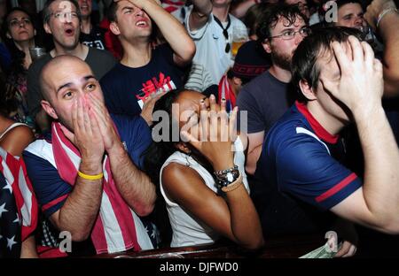 26. Juni 2010 ansehen - Manhattan, New York, USA - Fans, wie der USA, Ghana, 2: 1 in der WM 2010 in Nevada Smiths auf Third Avenue verliert.  (Kredit-Bild: © Bryan Smith/ZUMA Press) Stockfoto