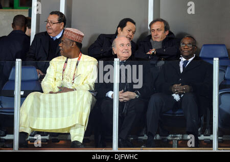 26. Juni 2010 - Rustenburg, Südafrika - Issa Hayatou, Präsident von Bündnis des afrikanischen Fußballs (CAF), FIFA-Präsident Joseph Sepp Blatter und UEFA-Präsident Michel Platini die 2010 FIFA World Cup Fußballspiel zwischen den USA und Ghana im Royal Bafokeng Stadion am 26. Juni 2010 in Rustenburg, Südafrika teilnehmen. (Bild Kredit: Luca Ghidoni/ZUMApress.com ©) Stockfoto