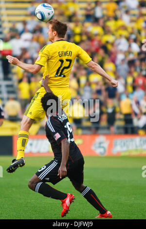 Crew Mittelfeldspieler Eddie Graven (12) Sprünge über United Mittelfeldspieler Clyde Simms (19), den Ball während der ersten Hälfte Spielaktion zu leiten.  Die Columbus Crew besiegte die D.C. United 2: 0 bei Crew Stadium in Columbus, Ohio. (Kredit-Bild: © Scott Grau/Southcreek Global/ZUMApress.com) Stockfoto