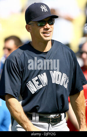 27. Juni 2010: New York Yankee-Manager Joe Girardi genießt ein paar Augenblicke mit Fans vor dem Beginn des Inter-League-Spiel zwischen den Yankees und die Los Angeles Dodgers. (Kredit-Bild: © Tony Leon/Southcreek Global/ZUMApress.com) Stockfoto