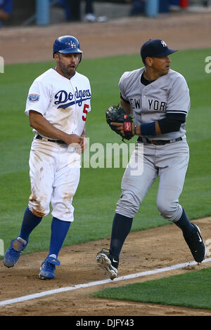 27. Juni 2010: Los Angeles Dodger Center Fielder Reed Johnson verfängt sich in einem heruntergekommenen und wird gejagt von New York Yankee Dritter Basisspieler Alex Rodriguez in der Unterseite des sechsten Inning. (Kredit-Bild: © Tony Leon/Southcreek Global/ZUMApress.com) Stockfoto