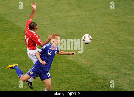 28. Juni 2010 kämpft - Pretoria, South Africa - Paulo Da Silva von Paraguay nach dem Ball mit Keisuke Honda Japan während des 2010 FIFA World Cup Fußballspiel zwischen Paraguay und Japan im Loftus-Versfeld-Stadion am 29. Juni 2010 in Pretoria, Südafrika. (Bild Kredit: Luca Ghidoni/ZUMApress.com ©) Stockfoto