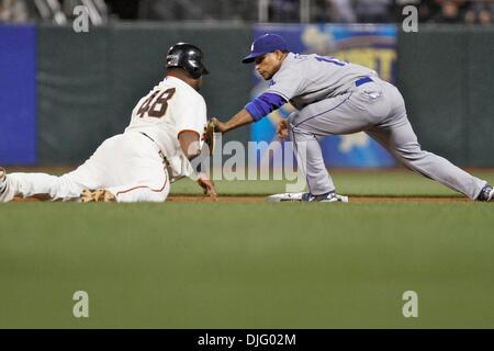 29. Juni 2010: San Francisco, Kalifornien: San Francisco Giants beherbergt die Los Angeles Dodgers. Kommen wir zurück zu zweiten Base San Francisco Giants erster Basisspieler Pablo Sandoval (48) erwischt. Los Angeles Dodgers gewinnen das Spiel 4: 2. (Kredit-Bild: © Dinno Kovic/Southcreek Global/ZUMApress.com) Stockfoto