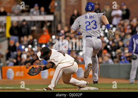 29. Juni 2010: San Francisco, Kalifornien: San Francisco Giants beherbergt die Los Angeles Dodgers.  Los Angeles Dodgers dritte Baseman Casey Blake (23) ist auf der ersten Base als San Francisco Giants First Baseman Pablo Sandoval (48) erstreckt sich um das Spiel zu machen.  Los Angeles Dodgers gewinnen das Spiel 4: 2. (Kredit-Bild: © Dinno Kovic/Southcreek Global/ZUMApress.com) Stockfoto