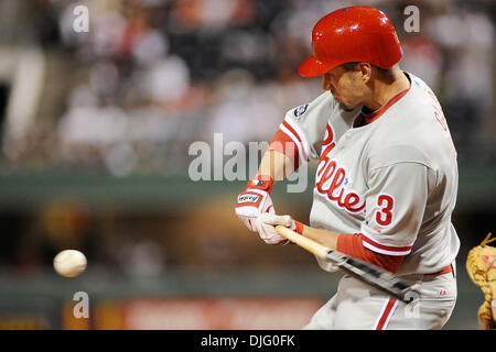 1. Juli 2010 - Pittsburgh, PA, USA - 1. Juli 2010: Philadelphia Phillies Outfielder Ross Gload (3) Strike 2, nimmt wie er kneifen trifft im neunten Inning zwischen den Piraten und den Phillies im PNC Park in Pittsburgh, PA... Die Piraten schlagen die Phillies durch eine Kerbe von 3-2..Mandatory Credit: Dean Beattie / Southcreek Global Media (Credit-Bild: © Dean Beattie/Southcreek Global/ZUMApres Stockfoto