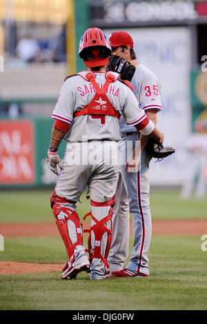 1. Juli 2010 - Pittsburgh, PA, USA - 1. Juli 2010: Philadelphia Phillies Catcher Dane Sardinha (4) kommt auf den Hügel zu Philadelphia Phillies Start Krug Cole Hamels (35) im vierten Inning zwischen den Piraten und den Phillies im PNC Park in Pittsburgh, PA niederlassen... Die Piraten schlagen die Phillies durch eine Kerbe von 3-2..Mandatory Credit: Dean Beattie / Southcreek Globa Stockfoto