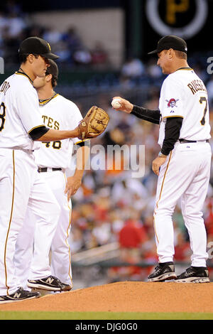 1. Juli 2010 - Pittsburgh, PA, USA - 1. Juli 2010: Pittsburgh Pirates Entlastung Krug Javier Lopez (48) nennt man auf dem Hügel von Pittsburgh Pirates Manager John Russell (7) im sechsten Inning Pittsburgh Pirates starten Krug Daniel McCutchen (34) zu ersetzen, wie die Piraten auf den Phillies im PNC Park in Pittsburgh, Pennsylvania zu nehmen... Die Piraten schlagen die Phillies durch eine Kerbe von 3-2..Ma Stockfoto