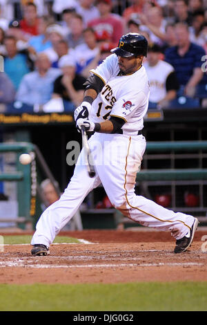 1. Juli 2010 - Pittsburgh, PA, USA - 1. Juli 2010: Pittsburgh Pirates 3 b Pedro Alvarez (17) ist durchgestrichen schwingen im fünften Inning zwischen den Piraten und den Phillies im PNC Park in Pittsburgh, PA... Die Piraten schlagen die Phillies durch eine Kerbe von 3-2..Mandatory Credit: Dean Beattie / Southcreek Global Media (Credit-Bild: © Dean Beattie/Southcreek Global/ZUMApress.com) Stockfoto