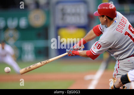 1. Juli 2010 - Pittsburgh, PA, USA - 1. Juli 2010: Philadelphia Phillies 3 b Greg Dobbs (19) single tiefen zweiten Base im fünften Inning zwischen den Piraten und den Phillies im PNC Park in Pittsburgh, PA... Die Piraten schlagen die Phillies durch eine Kerbe von 3-2..Mandatory Credit: Dean Beattie / Southcreek Global Media (Credit-Bild: © Dean Beattie/Southcreek Global/ZUMApress.com) Stockfoto