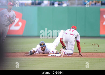 1. Juli 2010 - Pittsburgh, PA, USA - 1. Juli 2010: Pittsburgh Pirates Outfielder Jose Tabata (31) ist abgepflückt stehlen zweiten Base von Philadelphia Phillies SS Jimmy Rollins (11) im vierten Inning zwischen den Piraten und den Phillies im PNC Park in Pittsburgh, PA... Die Piraten schlagen die Phillies durch eine Kerbe von 3-2..Mandatory Credit: Dean Beattie / Southcreek Global Media (Cred Stockfoto