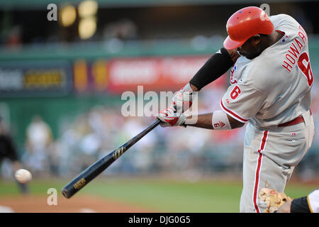 1. Juli 2010 - Pittsburgh, PA, USA - 1. Juli 2010: Philadelphia Phillies 1 b Ryan Howard (6) singles, Mittelfeld im vierten Inning zwischen den Piraten und den Phillies im PNC Park in Pittsburgh, PA... Die Piraten schlagen die Phillies durch eine Kerbe von 3-2..Mandatory Credit: Dean Beattie / Southcreek Global Media (Credit-Bild: © Dean Beattie/Southcreek Global/ZUMApress.com) Stockfoto