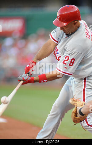 1. Juli 2010 - Pittsburgh, PA, USA - 1. Juli 2010: Philadelphia Phillies Outfielder Raul Ibanez (29) trifft geschwungen im zweiten Inning zwischen den Piraten und den Phillies im PNC Park in Pittsburgh, PA... Die Piraten schlagen die Phillies durch eine Kerbe von 3-2..Mandatory Credit: Dean Beattie / Southcreek Global Media (Credit-Bild: © Dean Beattie/Southcreek Global/ZUMApress.com) Stockfoto