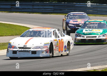 3. Juli 2010 - Lakeville, Connecticut, USA - 3. Juli 2010: Ryan Truex (00) führt das Rennen während der K & N 100 in Lime Rock Park in Lakeville, Connecticut. (Kredit-Bild: © Geoff Bolte/Southcreek Global/ZUMApress.com) Stockfoto