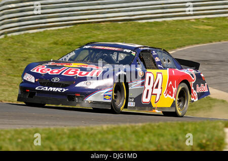 3. Juli 2010 - Lakeville, Connecticut, USA - 3. Juli 2010: Cole Whitt (84) betritt die bergauf während der K & N 100 in Lime Rock Park in Lakeville, Connecticut. (Kredit-Bild: © Geoff Bolte/Southcreek Global/ZUMApress.com) Stockfoto