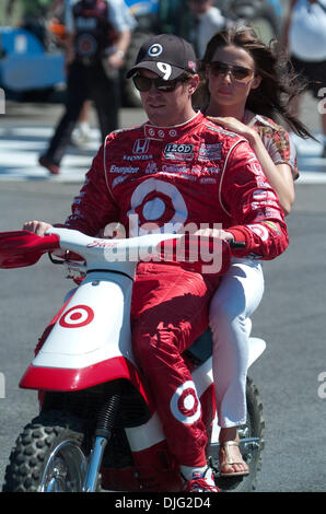 Team-Ziel-Pilot Scott Dixon und seine Freundin kommen in den Gruben vor der IndyCar-Serie Camping World Grand Prix in The Glen in Watkins Glen, New York. (Kredit-Bild: © Mark Konezny/Southcreek Global/ZUMApress.com) Stockfoto