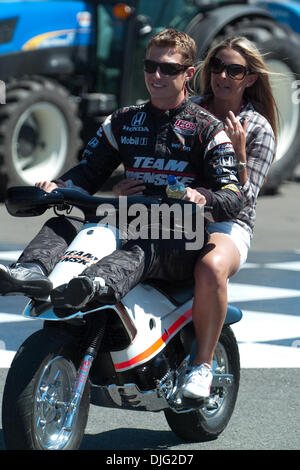 Australische Fahrer Ryan Briscoe und seine Freundin kommen in den Gruben vor der IndyCar-Serie Camping World Grand Prix in The Glen in Watkins Glen, New York. (Kredit-Bild: © Mark Konezny/Southcreek Global/ZUMApress.com) Stockfoto