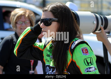 GoDaddy.com Fahrer Danica Patrick geht zum Fahrer Einführungen für die Camping World Grand Prix in der Glen in Watkins Glen, New York. Patrick würde am Ende 20. nach dem Start des Rennens im 21.. (Credit-Bild: © Michael Johnson/Southcreek Global/ZUMApress.com) Stockfoto