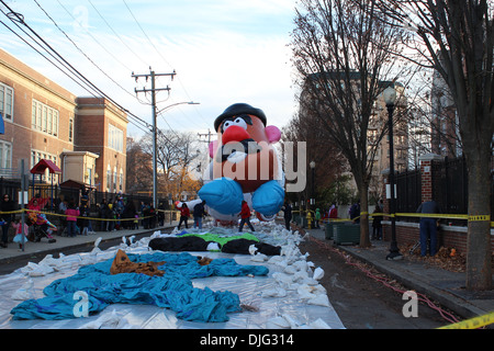 STAMFORD, CT - 23. November 2013: Mr. Potato Head ist in der Vorbereitung auf das jährliche UBS Parade Spectacular auf aufgeblasen wird Stockfoto