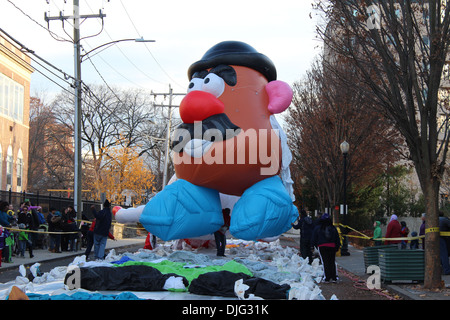 STAMFORD, CT - 23. November 2013: Mr. Potato Head ist in der Vorbereitung auf das jährliche UBS Parade Spectacular auf aufgeblasen wird Stockfoto