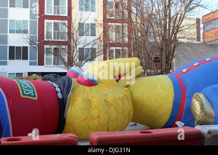 STAMFORD, CT - 23. November 2013: Großer Vogel ist in der Vorbereitung auf das jährliche UBS Parade Spectacular auf Reihe aufgeblasen wird Stockfoto