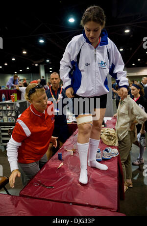 6. Juli 2010 - Atlanta, Georgia, USA - LILLIE LAINOFF wickeln 15, aus Washington, D.C., Tests, eine vorsorgliche Knie am Bein Longe von Konditionstrainer QUINN MADDEN, links, bei den Vereinigten Staaten Fencing Association Sommer Nationals aufsetzen.  Diese Meisterschaften werden von den nationalen Dachverband für die Sportart Fechten in den Vereinigten Staaten und von 4-13 Juli durchgeführt wurde, Stockfoto