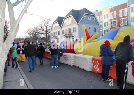 STAMFORD, CT - 23. November 2013: Großer Vogel ist in der Vorbereitung auf das jährliche UBS Parade Spectacular auf Reihe aufgeblasen wird Stockfoto