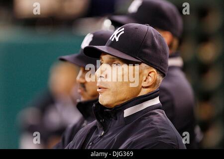 6. Juli 2010 - Oakland, California, Vereinigte Staaten von Amerika - 6. Juli 2010: Oakland, CA: Oakland Athletics hosten die New York Yankees.  New York Yankees-Manager Joe Girardi (28) während des Spiels gegen die Oakland Athletics.   New York gewann das Spiel 6: 1.  Obligatorische Credit: Dinno Kovic / Southcreek Global Media (Kredit-Bild: © Southcreek Global/ZUMApress.com) Stockfoto