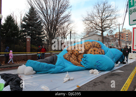 STAMFORD, CT - 23. November 2013: Cookie Monster ist in der Vorbereitung auf das jährliche UBS Parade Spectacular auf N aufgeblasen wird Stockfoto