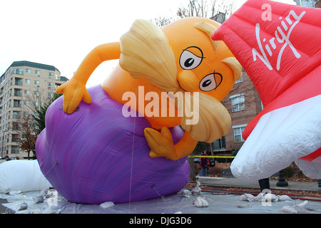 STAMFORD, CT - 23. NOVEMBER 2013:Lorax wird in der Vorbereitung auf das jährliche UBS Parade Spectacular am 24. November aufgeblasen wird Stockfoto