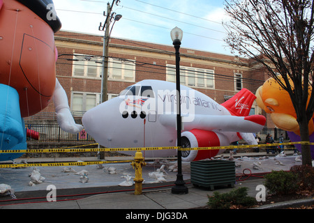 STAMFORD, CT - 23. November 2013: Virgin Atlantic Flugzeuge ist in der Vorbereitung auf die jährlichen UBS Parade Specta aufgeblasen wird Stockfoto