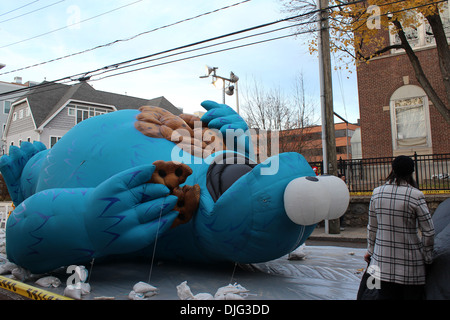 STAMFORD, CT - 23. November 2013: Cookie Monster ist in der Vorbereitung auf das jährliche UBS Parade Spectacular auf N aufgeblasen wird Stockfoto