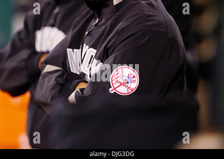 6. Juli 2010: Oakland, CA: Oakland Athletics hosten die New York Yankees.   New York Yankees Logo auf der Jacke des New York Yankees-Manager Joe Girardi (28) New York gewann das Spiel 6: 1. (Kredit-Bild: © Dinno Kovic/Southcreek Global/ZUMApress.com) Stockfoto