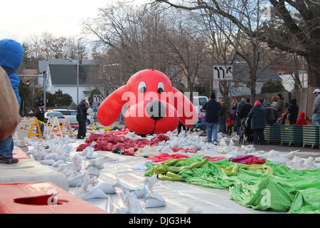 STAMFORD, CT - 23. November 2013: Clifford ist in der Vorbereitung auf das jährliche UBS Parade Spectacular auf Reihe aufgeblasen wird Stockfoto