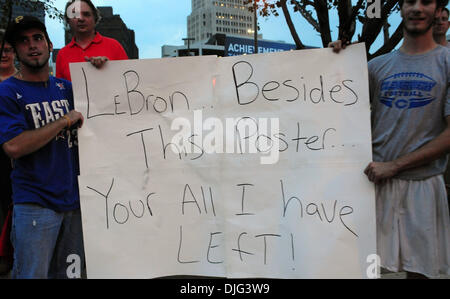 8. Juli 2010 - Cleveland, Ohio, USA - Fans mit einem handgefertigten Poster als LeBron James kündigt zu einem nationalen Publikum verlässt er die Cleveland Cavaliers zu den Miami Heat.  (Kredit-Bild: © Bryan Smith/ZUMA Press) Stockfoto