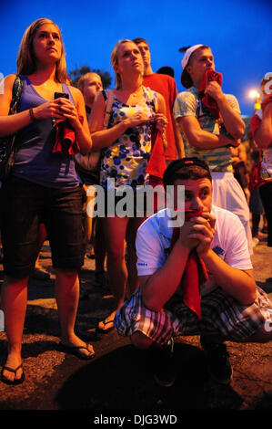 8. Juli 2010 - Cleveland, Ohio, USA - Fans auf der East 4th Street als LeBron James kündigt zu einem nationalen Publikum verlässt er die Cleveland Cavaliers zu den Miami Heat.  (Kredit-Bild: © Bryan Smith/ZUMA Press) Stockfoto