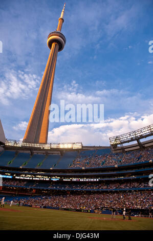 9. Juli 2010 - Toronto, Ontario, Kanada - 9. Juli 2010: Red Sox bezeichneten Hitter David Ortiz (34) Fledermäuse während der CN Tower im Abendlicht während Freitag Baseball-Spiel glänzt, die Boston Red Sox besiegt die Toronto Blue Jays 14-3 im Rogers Centre in Toronto, Ontario. (Kredit-Bild: © Geoff Bolte/Southcreek Global/ZUMApress.com) Stockfoto