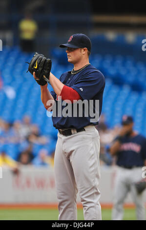 9. Juli 2010 - Toronto, Ontario, Kanada - 9. Juli 2010: Red Sox Starter Jon Lester (31) während am Freitag Baseball-Spiel, die Boston Red Sox besiegt die Toronto Blue Jays 14-3 im Rogers Centre in Toronto, Ontario... Obligatorische Credit: Geoff Bolte / Southcreek Global (Kredit-Bild: © Southcreek Global/ZUMApress.com) Stockfoto