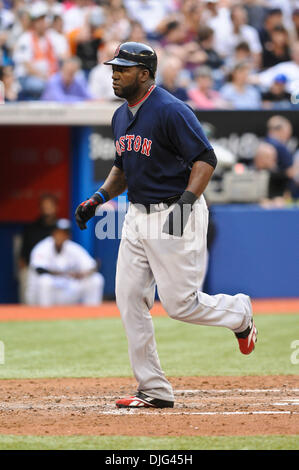 9. Juli 2010 - Toronto, Ontario, Kanada - 9. Juli 2010: Red Sox bezeichnet Hitter David Ortiz (34) Partituren auf Mike Cameron (23) Spaziergang während Baseball-Spiel am Freitag, den Boston Red Sox besiegt die Toronto Blue Jays 14-3 im Rogers Centre in Toronto, Ontario... Obligatorische Credit: Geoff Bolte / Southcreek Global (Kredit-Bild: © Southcreek Global/ZUMApress.com) Stockfoto