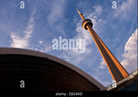 9. Juli 2010 - Toronto, Ontario, Kanada - 9. Juli 2010: The CN Tower im Abendlicht während Freitag Baseball-Spiel, die Boston Red Sox besiegt die Toronto Blue Jays 14-3 im Rogers Centre in Toronto, Ontario... Obligatorische Credit: Geoff Bolte / Southcreek Global (Kredit-Bild: © Southcreek Global/ZUMApress.com) Stockfoto