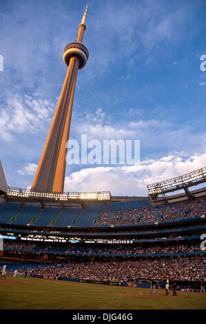 9. Juli 2010 - Toronto, Ontario, Kanada - 9. Juli 2010: Red Sox bezeichneten Hitter David Ortiz (34) Fledermäuse während der CN Tower im Abendlicht während Freitag Baseball-Spiel glänzt, die Boston Red Sox besiegt die Toronto Blue Jays 14-3 im Rogers Centre in Toronto, Ontario... Obligatorische Credit: Geoff Bolte / Southcreek Global (Kredit-Bild: © Southcreek Global/ZUMApress.com) Stockfoto