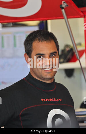 Montoya in der Garage in die NASCAR LifeLock.com 400-Rennen auf dem Chicagoland Speedway Joliet, IL. (Kredit-Bild: © Geoffrey Siehr/Southcreek Global/ZUMApress.com) Stockfoto