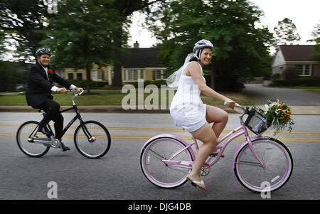 10. Juli 2010 - Foto Memphis, TN, USA - 10 Juli 10 (Mwride) von Mark Weber - Brautpaar Frankie Allen, links, und seine Braut Virginia, Recht, führen eine Fahrrad-Parade nach ihrer Trauung Christ United Methodist Church zu einem Empfang in East Memphis Samstagnachmittag. Das Paar traf im vergangenen Jahr während der Teilnahme an regelmäßigen Nacht aus dem Hausierer Bike Shop Overton Park Fahrradtouren ein Stockfoto