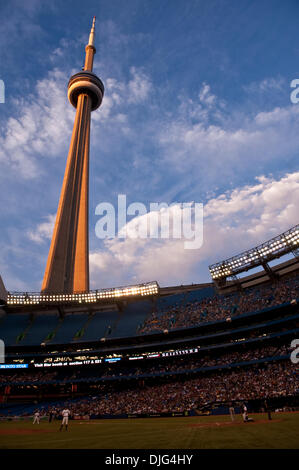 10. Juli 2010 - Toronto, Ontario, Kanada - 9. Juli 2010: The CN Tower im Abendlicht während Freitag Baseball-Spiel, die Boston Red Sox besiegt die Toronto Blue Jays 14-3 im Rogers Centre in Toronto, Ontario. (Kredit-Bild: © Geoff Bolte/Southcreek Global/ZUMApress.com) Stockfoto