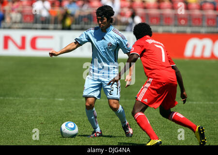 10. Juli 2010 - Toronto, Ontario, Kanada - 10. Juli 2010: Colorado Rapids Verteidiger Kosuke Kimura (27) und Toronto FC Fuad Ibrahim Kampf um die Kontrolle über den Ball im BMO Field in Toronto, Ontario vorwärts... Obligatorische Credit: Anson Hung / Southcreek Global. (Kredit-Bild: © Southcreek Global/ZUMApress.com) Stockfoto