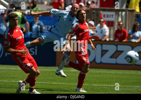 10. Juli 2010 - Toronto, Ontario, Kanada - 10. Juli 2010: Colorado Rapids nach vorne und Toronto FC Verteidiger Maksim Usanov (33) Kampf um die Kontrolle über den Ball im BMO Field in Toronto, Ontario... Obligatorische Credit: Anson Hung / Southcreek Global. (Kredit-Bild: © Southcreek Global/ZUMApress.com) Stockfoto