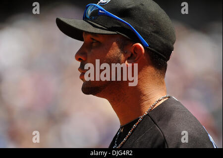 10. Juli 2010 - Toronto, Ontario, Kanada - 10. Juli 2010: Blue Jays Shortstop Alex Gonzalez (11) während am Samstag Baseball-Spiel, die Toronto Blue Jays besiegt Boston Red Sox-9 - 5 im Rogers Centre in Toronto, Ontario... Obligatorische Credit: Geoff Bolte / Southcreek Global (Kredit-Bild: © Southcreek Global/ZUMApress.com) Stockfoto