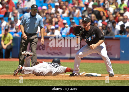 10. Juli 2010 - Toronto, Ontario, Kanada - 10. Juli 2010: Red Sox Center Fielder Mike Cameron (23) Tauchgänge sicher zurück zur ersten Base auf einem Pick aus Versuch während Samstag Baseball-Spiel. Die Toronto Blue Jays besiegt Boston Red Sox-9 - 5 im Rogers Centre in Toronto, Ontario... Obligatorische Credit: Geoff Bolte / Southcreek Global (Kredit-Bild: © Southcreek Global/ZUMApress.com) Stockfoto